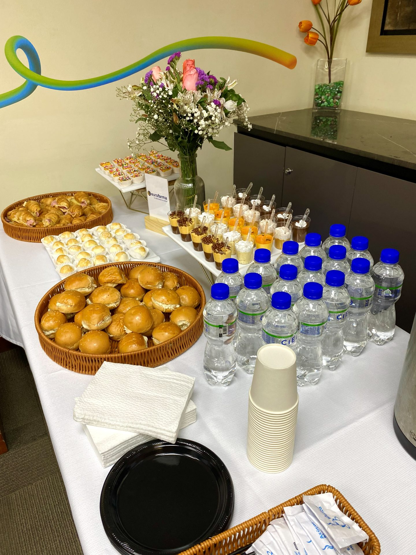 Mesa de bocaditos en evento corporativo