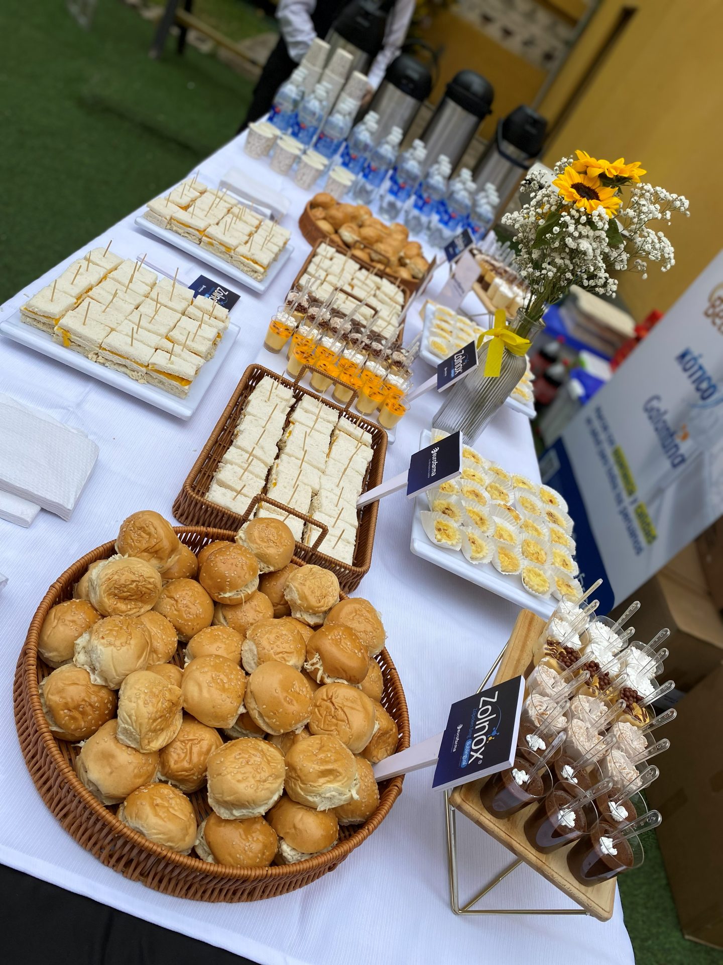 Mesa de sanguchitos y postres en evento