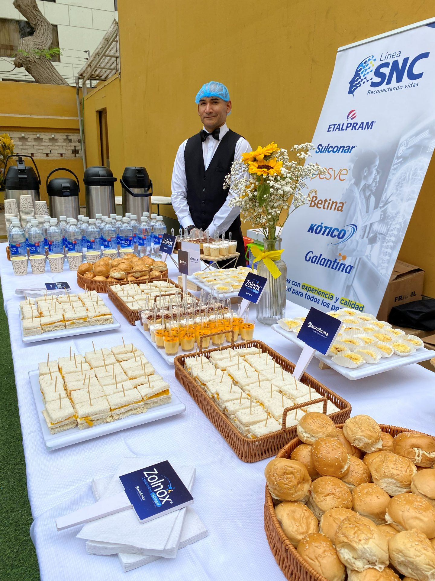 Empanadas y sanguchitos servidos en evento