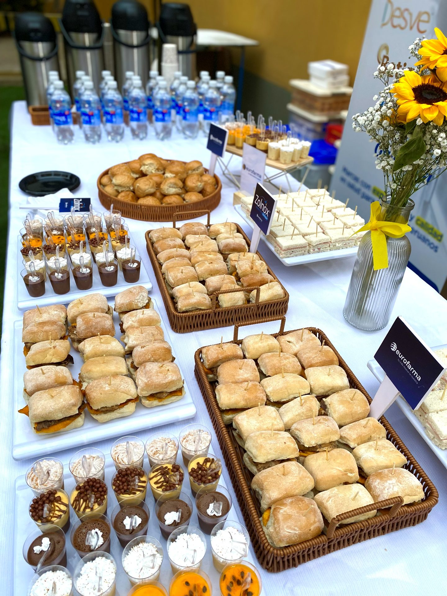 Mesa de bocaditos y sanguchitos