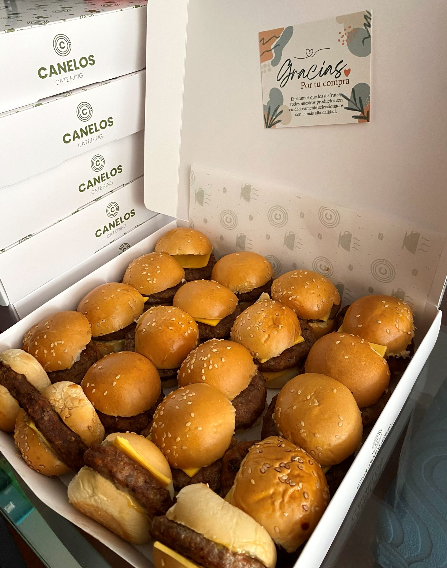 Cajas Canelos Catering con mini hamburguesas