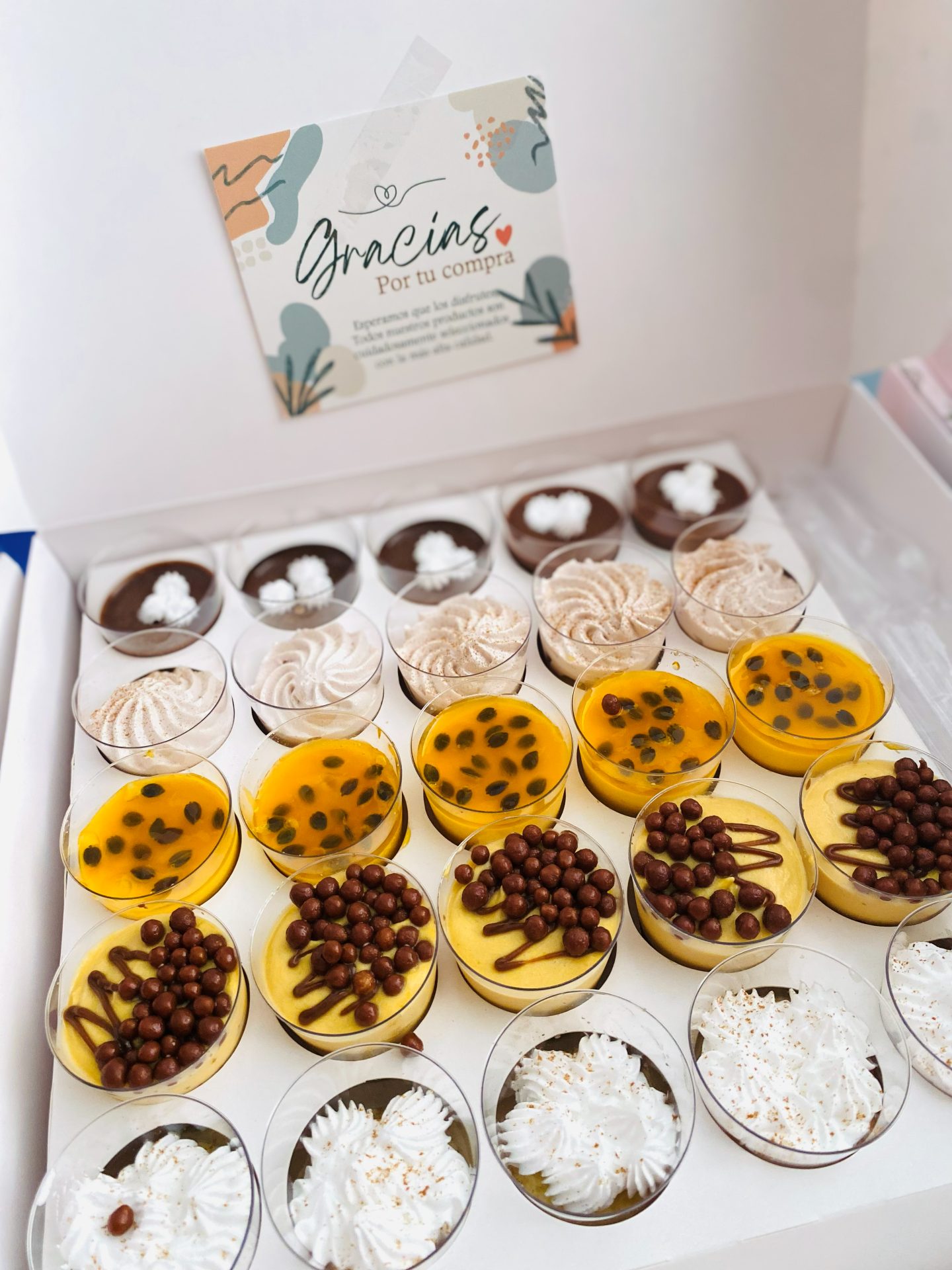 Caja Canelos Catering con vasitos de postre