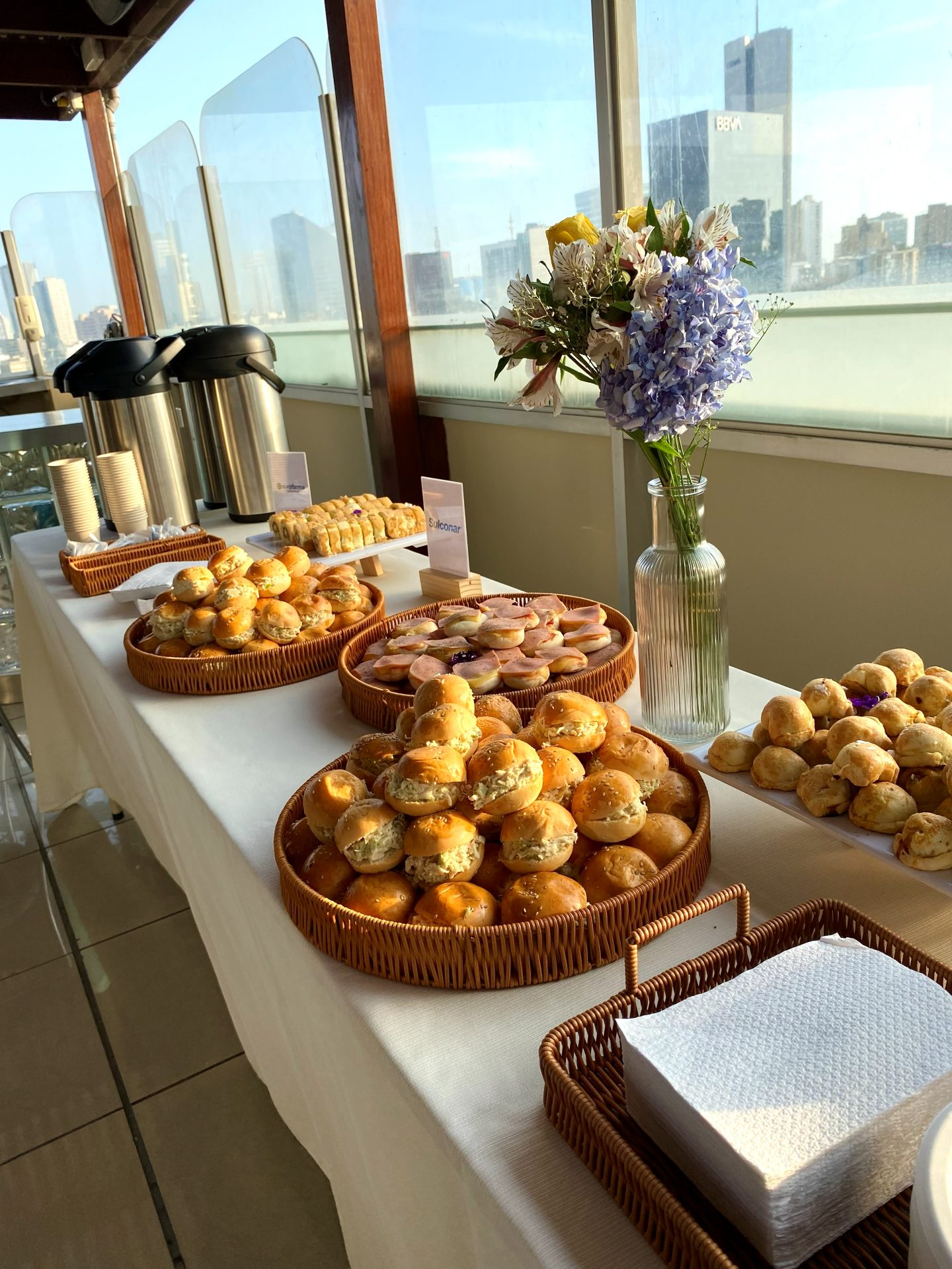 Bocaditos en evento con vista a la ciudad