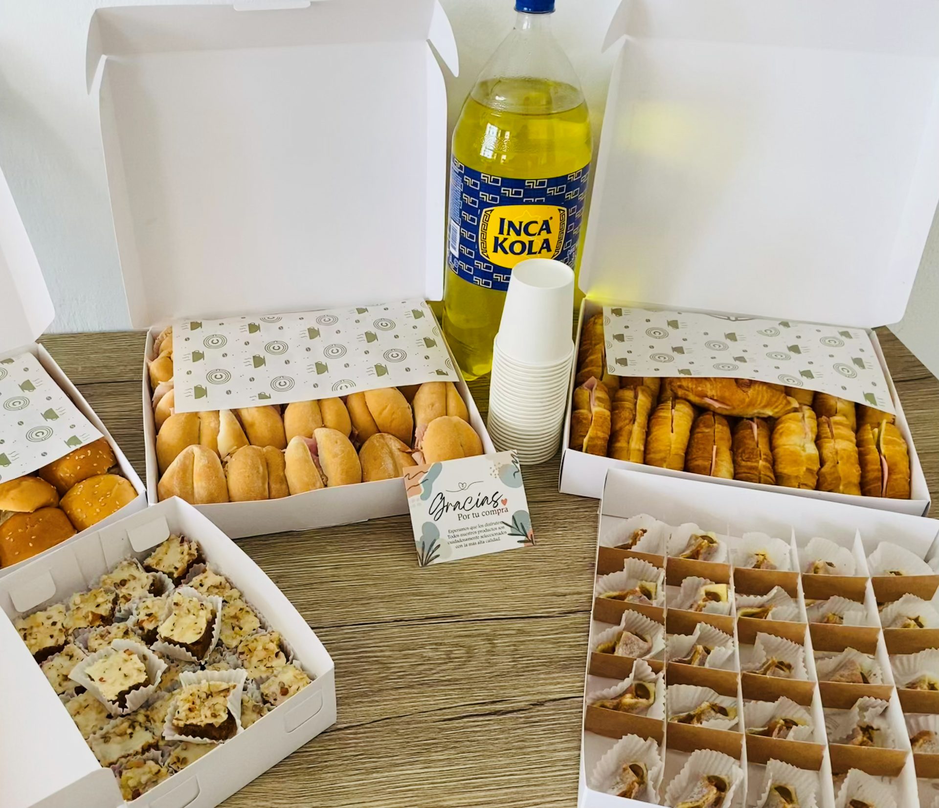 Cajas Canelos Catering con sanguchitos y croissants