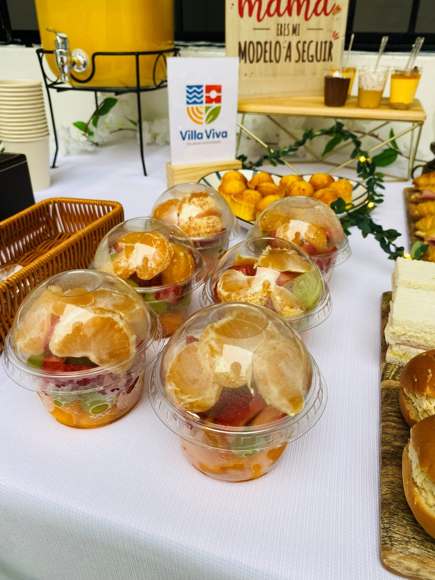 Vasitos de fruta y bocaditos en evento escolar