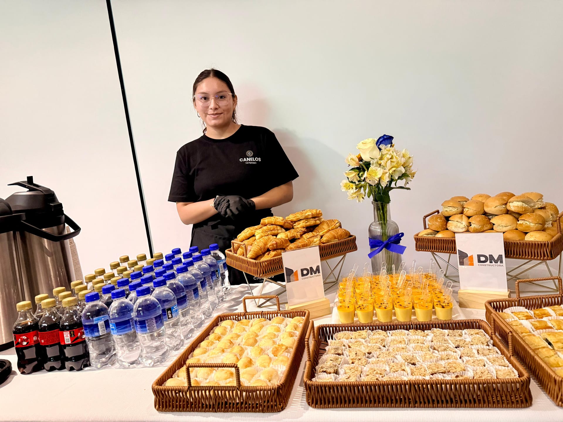 Equipo de Catering Canelos con su mesa de bocaditos
