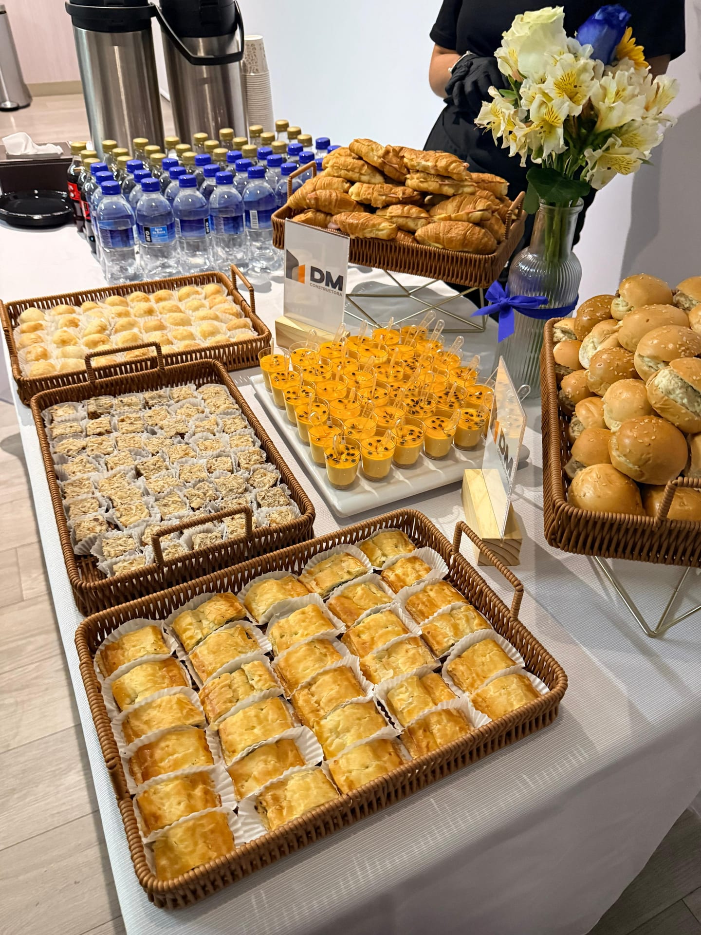 Servicio de catering en sala de conferencias